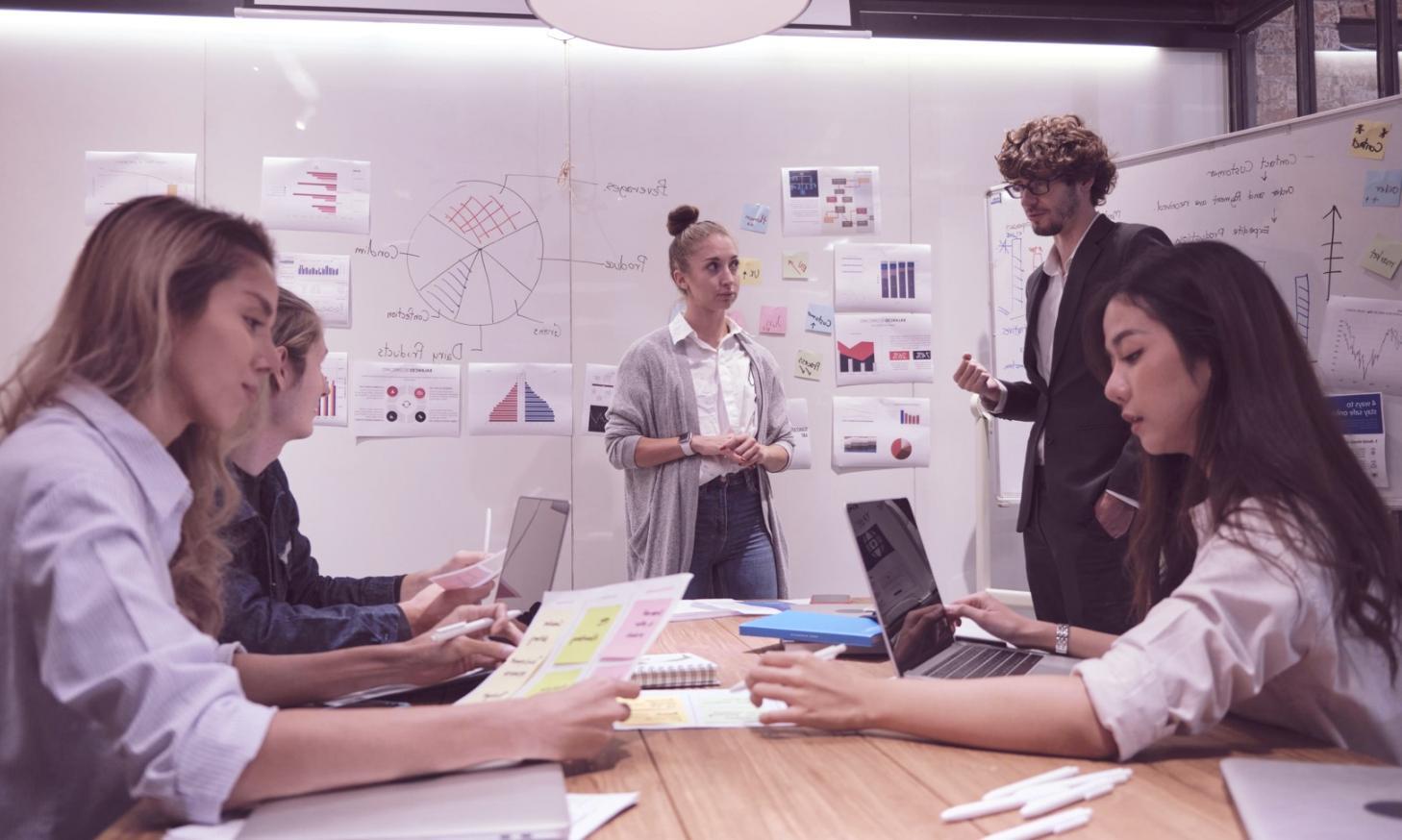 Participants en formation sur l'optimisation SEO on-page dans le cadre du programme Perunavexi